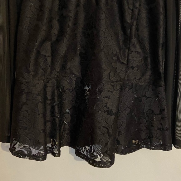 Lace & Mesh Peplum Top - Picture 3 of 6